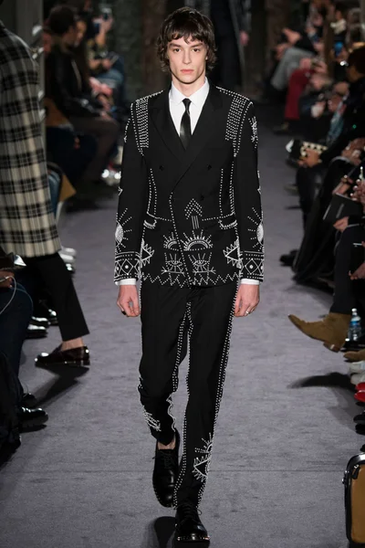 Look 16